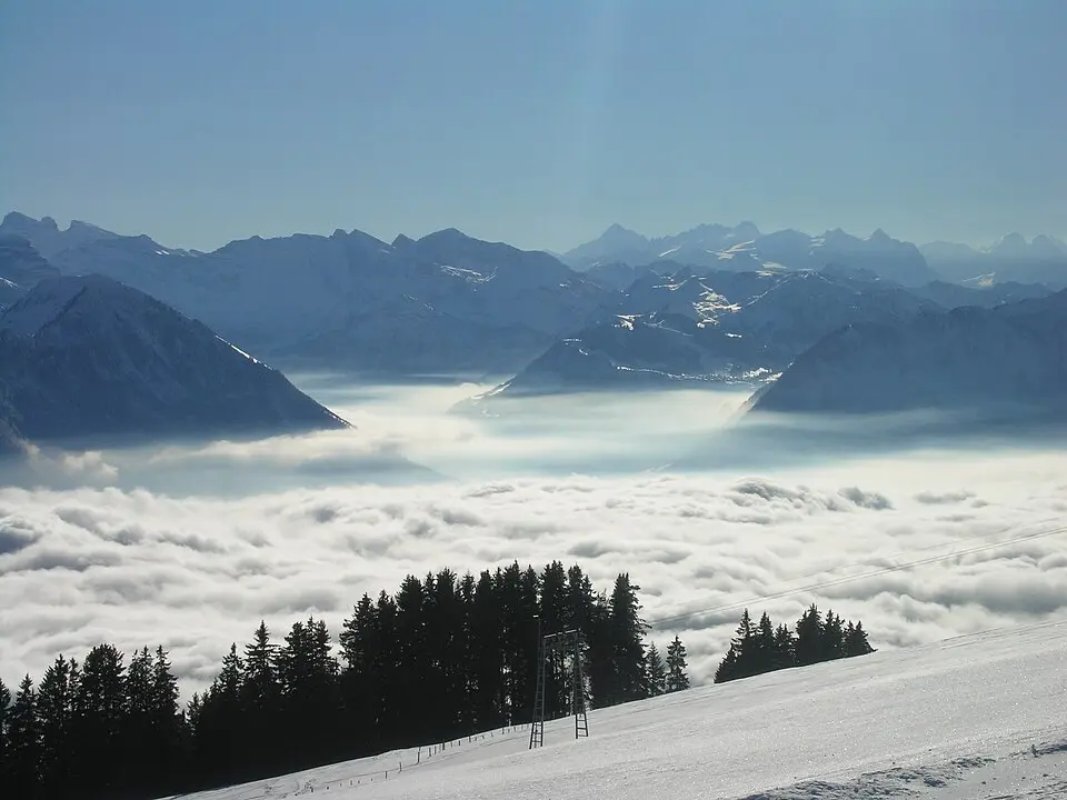 冬季瑞吉山覆雪山坡與雲海