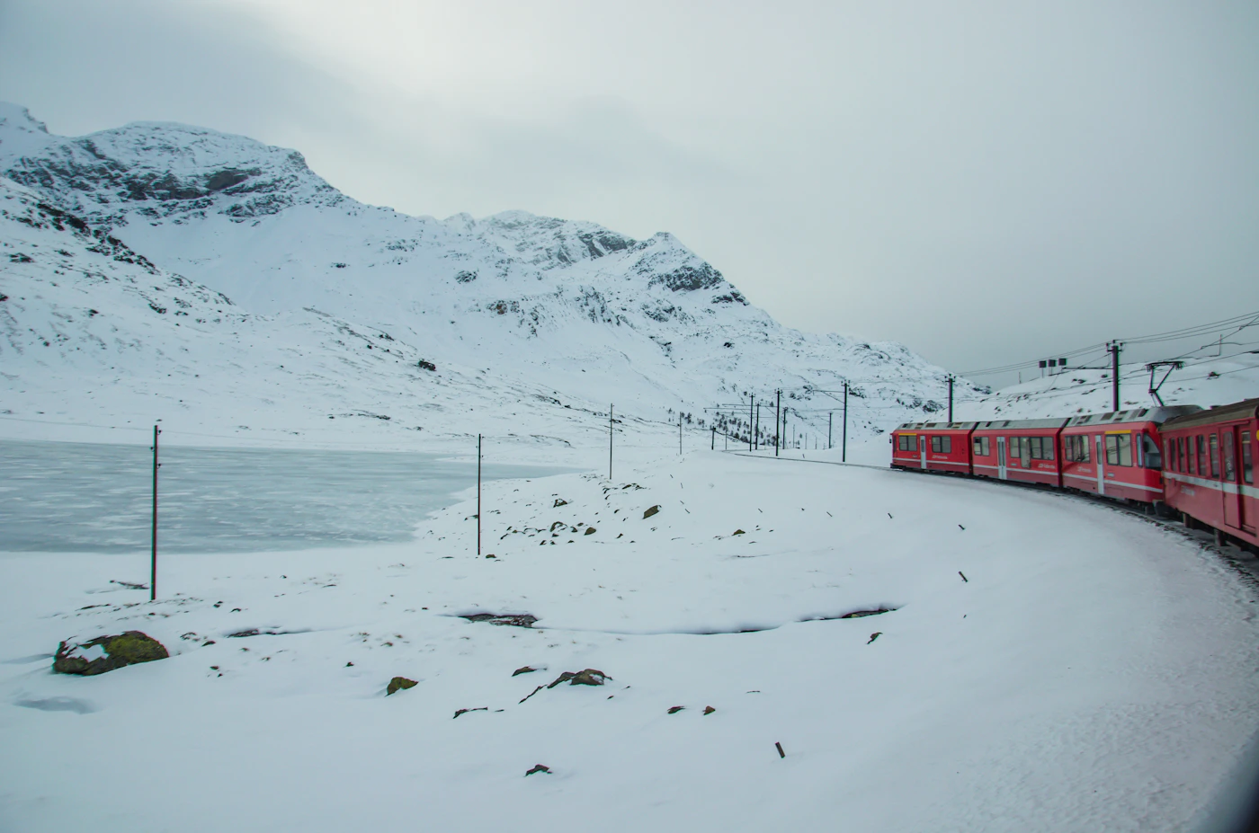 伯尼納路線紅色列車行經覆雪山區